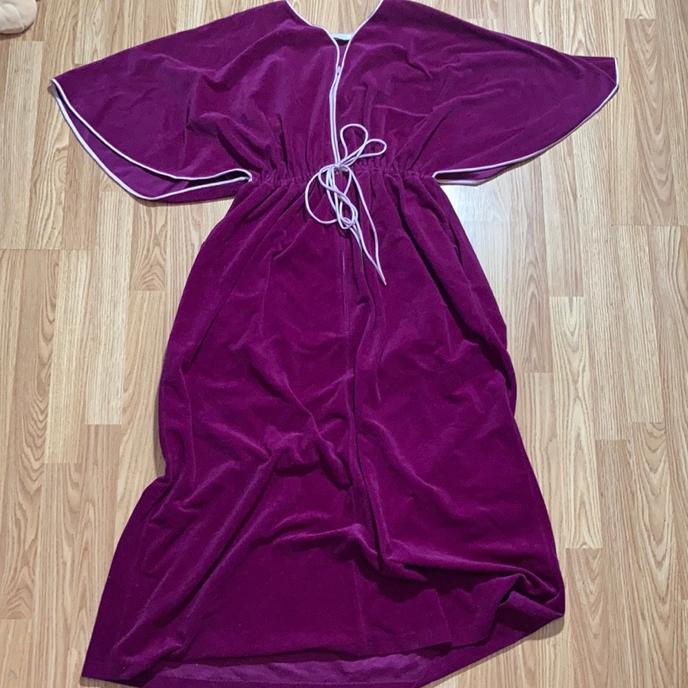Vintage Vanity Fair Velour Velvet Robe/House Coat XL. Half zip front with tie